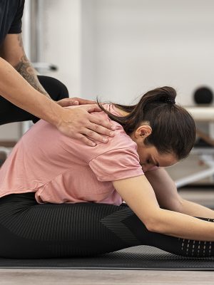 Gerinctorna óra Pusztai Ildikó vezetésével a Knáb Fitness Budakeszi edzőtermében.